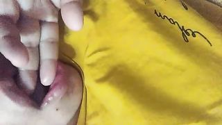 Succhia il dito come se succhiasse il mio cazzo