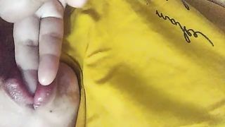 Succhia il dito come se succhiasse il mio cazzo