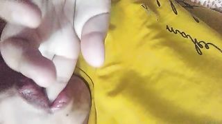 Succhia il dito come se succhiasse il mio cazzo