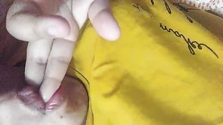 Succhia il dito come se succhiasse il mio cazzo