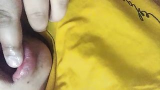 Succhia il dito come se succhiasse il mio cazzo