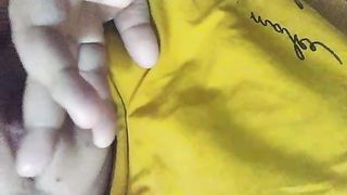 Succhia il dito come se succhiasse il mio cazzo