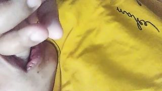 Succhia il dito come se succhiasse il mio cazzo