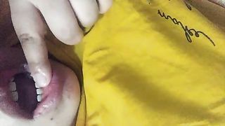 Succhia il dito come se succhiasse il mio cazzo