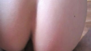 Nje suprug mazi svoj kurac = Suo marito gli accarezza il grosso cazzo