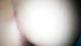 Sborra sul culo di mia moglie