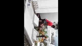 MOGLIE ITALIANA INCULATA DA BARBONE IN UN CIMITERO