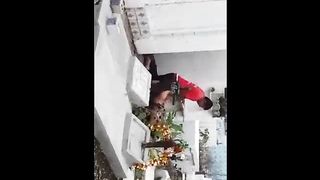 MOGLIE ITALIANA INCULATA DA BARBONE IN UN CIMITERO