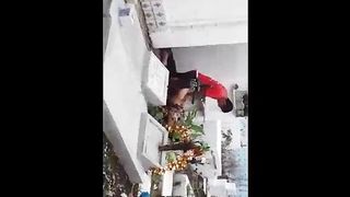 MOGLIE ITALIANA INCULATA DA BARBONE IN UN CIMITERO