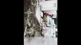 MOGLIE ITALIANA INCULATA DA BARBONE IN UN CIMITERO