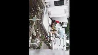 MOGLIE ITALIANA INCULATA DA BARBONE IN UN CIMITERO