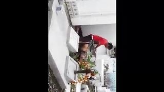 MOGLIE ITALIANA INCULATA DA BARBONE IN UN CIMITERO