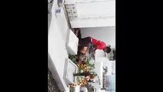 MOGLIE ITALIANA INCULATA DA BARBONE IN UN CIMITERO