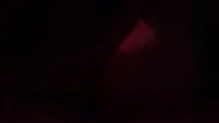 La mia lei mi pompa il cazzo mentre vediamo il video porno di un pompino