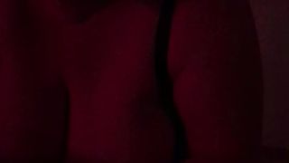 La mia lei mi pompa il cazzo mentre vediamo il video porno di un pompino