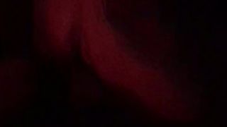 La mia lei mi pompa il cazzo mentre vediamo il video porno di un pompino