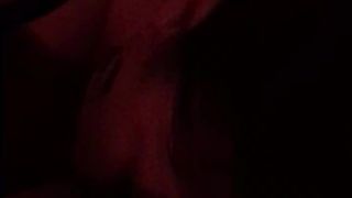 La mia lei mi pompa il cazzo mentre vediamo il video porno di un pompino