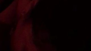 La mia lei mi pompa il cazzo mentre vediamo il video porno di un pompino