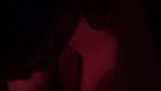 La mia lei mi pompa il cazzo mentre vediamo il video porno di un pompino