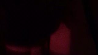 La mia lei mi pompa il cazzo mentre vediamo il video porno di un pompino