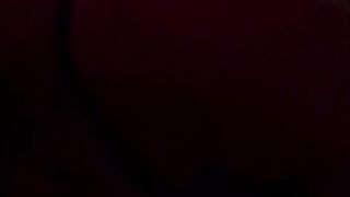 La mia lei mi pompa il cazzo mentre vediamo il video porno di un pompino