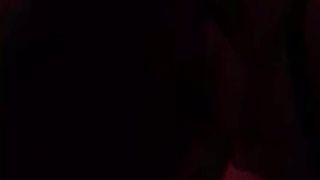 La mia lei mi pompa il cazzo mentre vediamo il video porno di un pompino