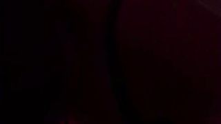 La mia lei mi pompa il cazzo mentre vediamo il video porno di un pompino