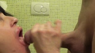 Dopo la doccia mi sborra in bocca