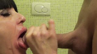 Dopo la doccia mi sborra in bocca