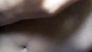 Bella teen nera mostra il suo corpo