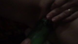 Serena si masturba con una bottiglia