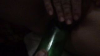 Serena si masturba con una bottiglia