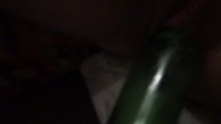 Serena si masturba con una bottiglia