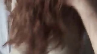 Anteprima del video: La mia amica dai capelli rossi mi cavalca il cazzo