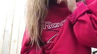 Bellissima teen fuma e si masturba