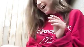 Bellissima teen fuma e si masturba