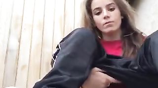 Bellissima teen fuma e si masturba