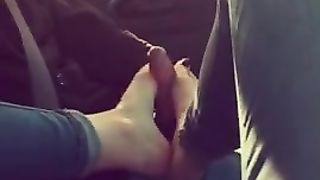 Anteprima del video: La prostituta mi fa una sega coi piedi facendomi sborrare