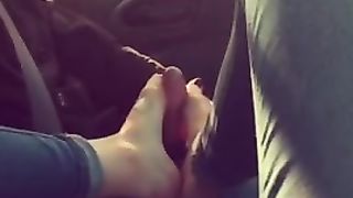 La prostituta mi fa una sega coi piedi facendomi sborrare