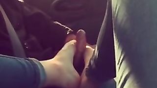 La prostituta mi fa una sega coi piedi facendomi sborrare