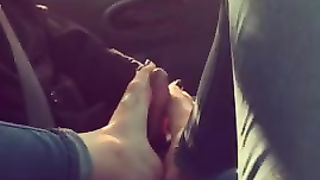 La prostituta mi fa una sega coi piedi facendomi sborrare