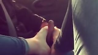 La prostituta mi fa una sega coi piedi facendomi sborrare