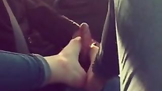 La prostituta mi fa una sega coi piedi facendomi sborrare