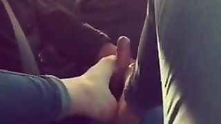 La prostituta mi fa una sega coi piedi facendomi sborrare