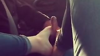 La prostituta mi fa una sega coi piedi facendomi sborrare