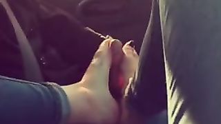 La prostituta mi fa una sega coi piedi facendomi sborrare