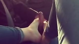 La prostituta mi fa una sega coi piedi facendomi sborrare