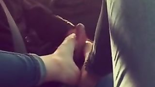 La prostituta mi fa una sega coi piedi facendomi sborrare