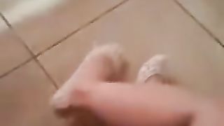 Piedini e scarpette bianche