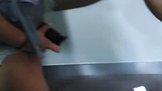 Formosa brunetta si masturba nel camerino di un negozio di abbigliamento